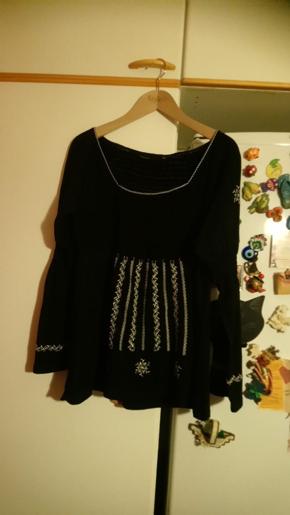 Musta koristekuvioinen pusero