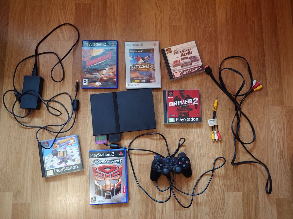 PS2 Slim konsoli ja PS2/PSX pelejä