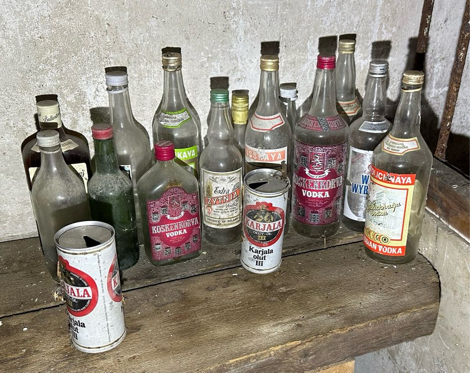 Vanhoja pulloja ja tölkejä sisustukseen
