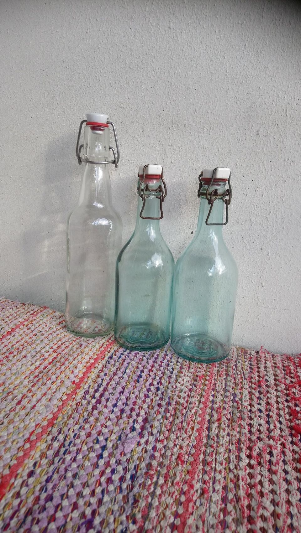 Kolme vanhaa pulloa