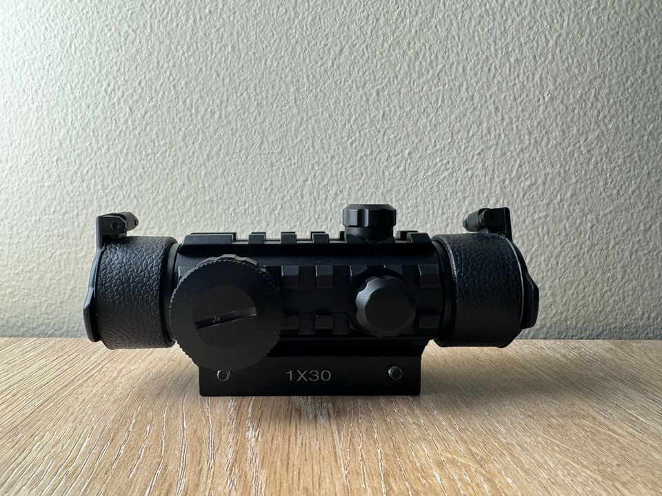 Airsoft 1x, 2x red-dot tähtäimiä, 4x Kiikaritähtäin