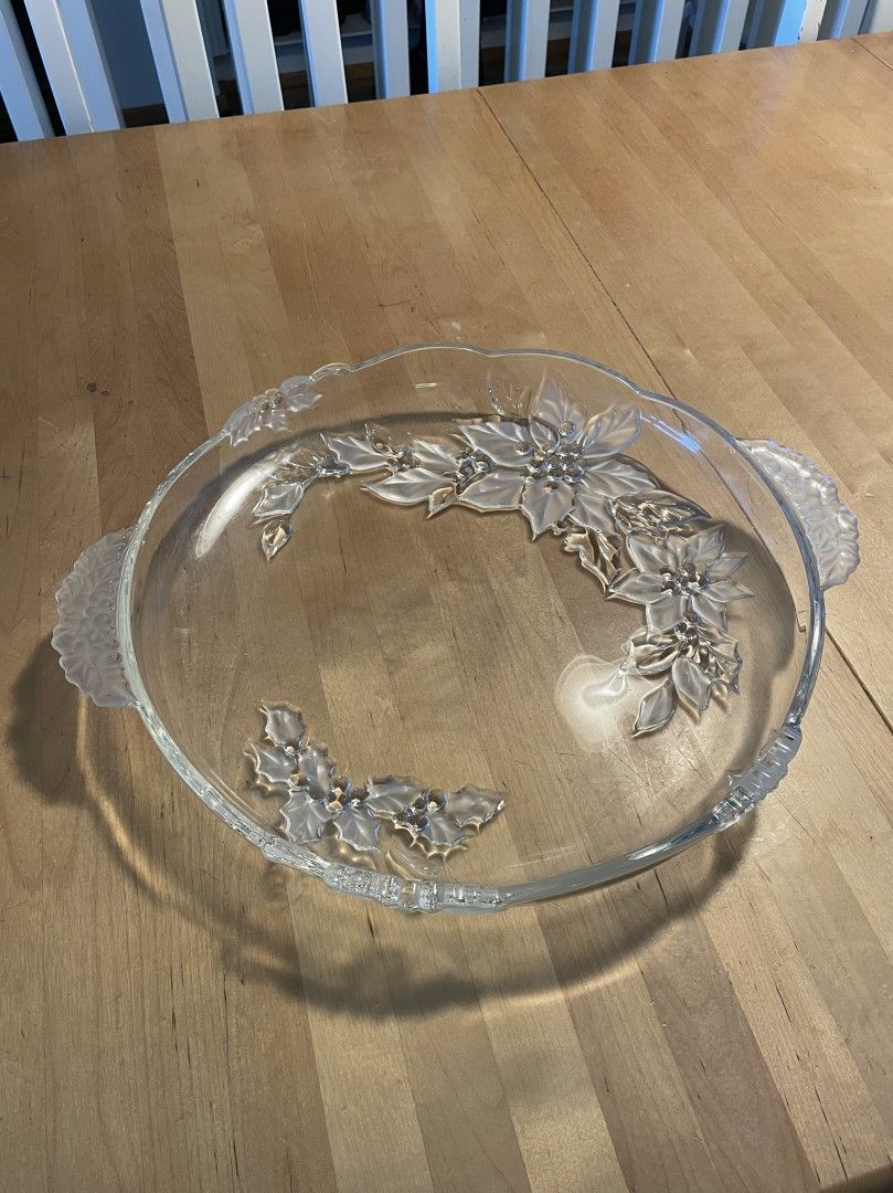 Ihana lasinen koristeellinen tarjoiluastia