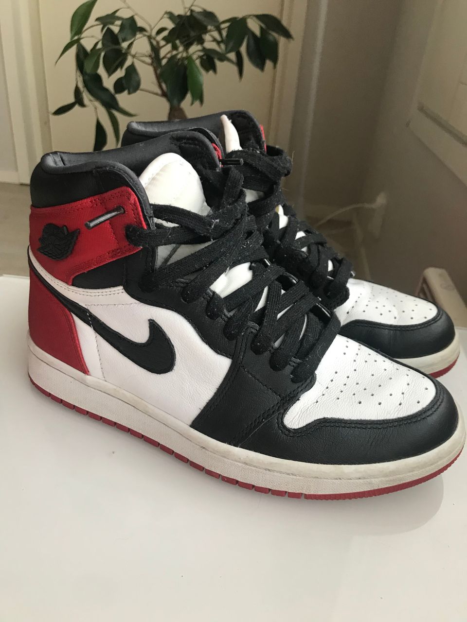 Air Jordan 1 Retro High Satin Black Toe (W)  koko 38,5 (7.5W)