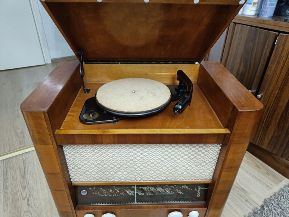 vanha putki radio ja levysoitin celeston Laji 5129GW