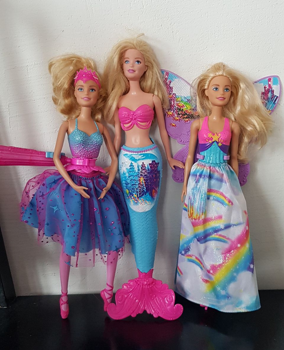 Kolme Barbie-nukkea
