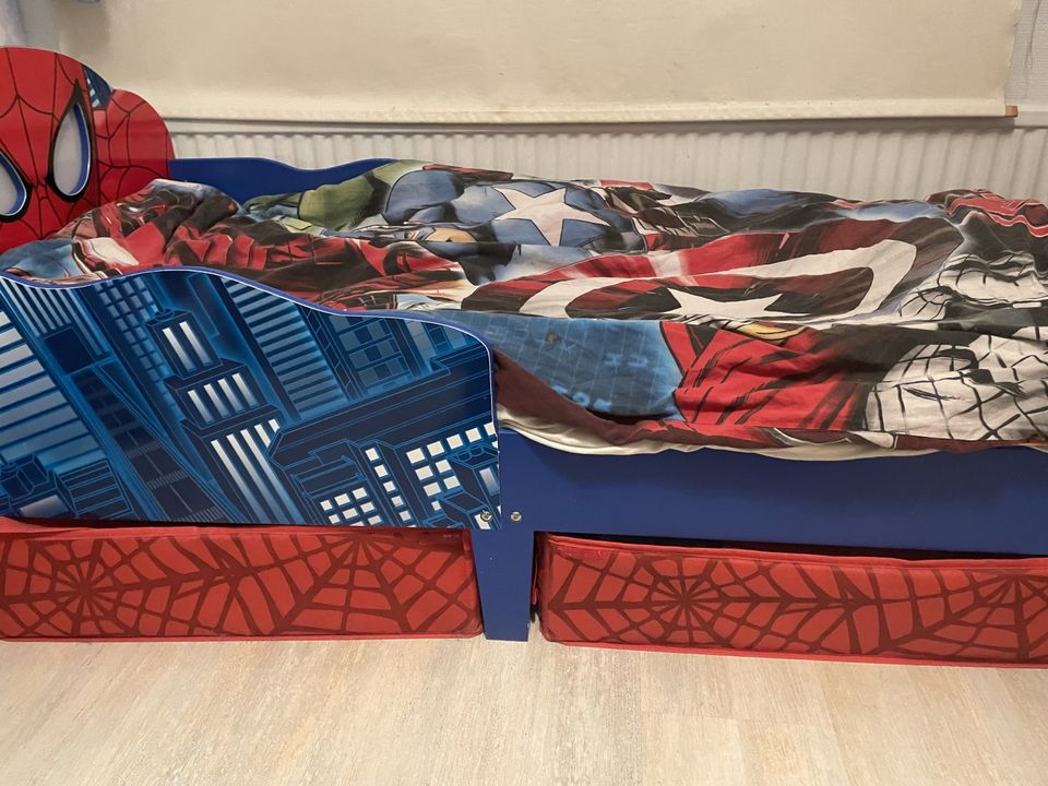 Myydään Spider-Man sänky/ Säljes Spider-Man säng