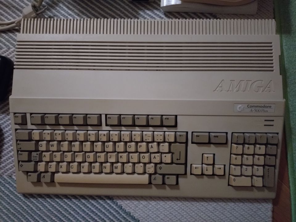 Amiga 500 plus täydellinen alkuperäisessä kunnossa