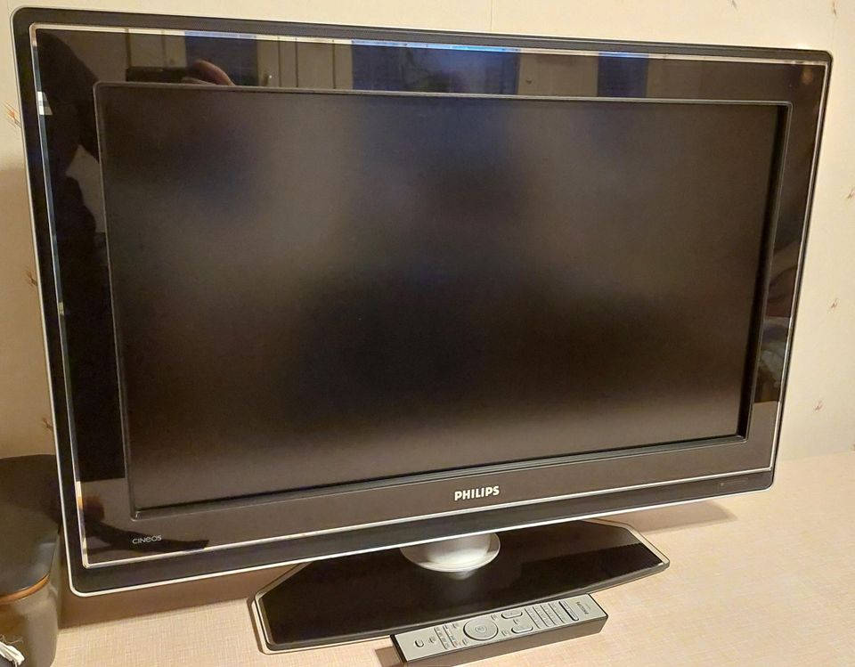 LCD 32" televisio ambilight toiminnolla
