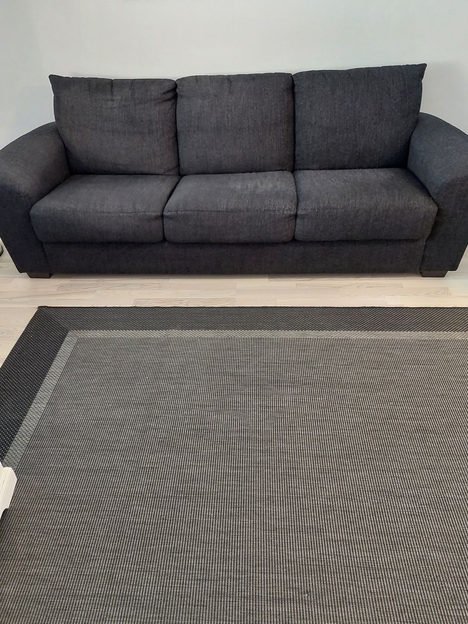Musta 3- istuttava sohva