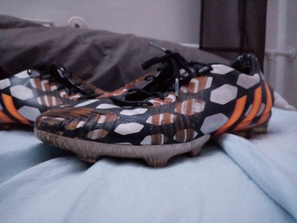Adidas jalkapallo-kenggät 28