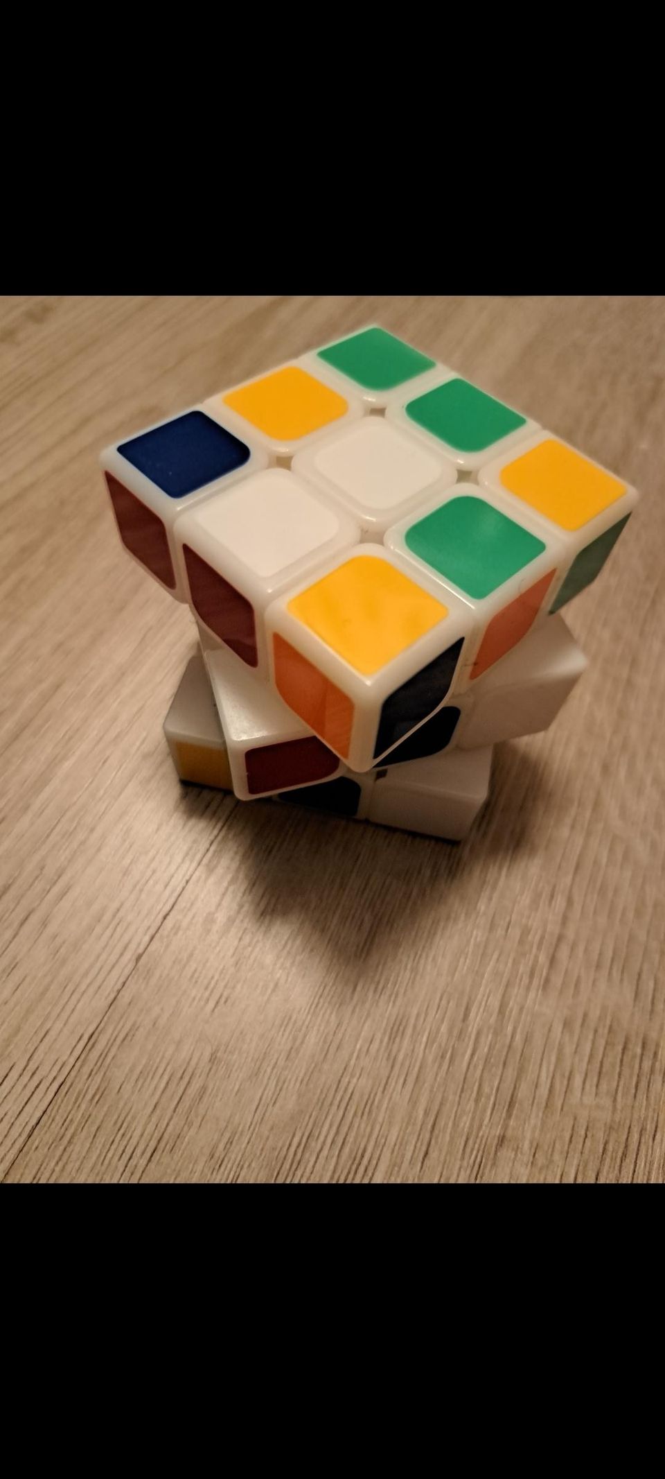 Käyttämätön Rubikin kuutio