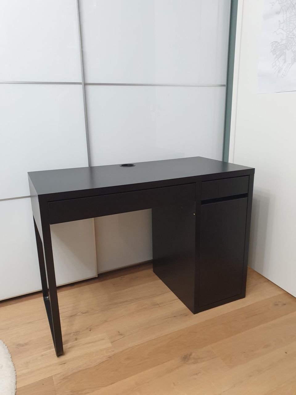 Ikean Micke -työpöytä