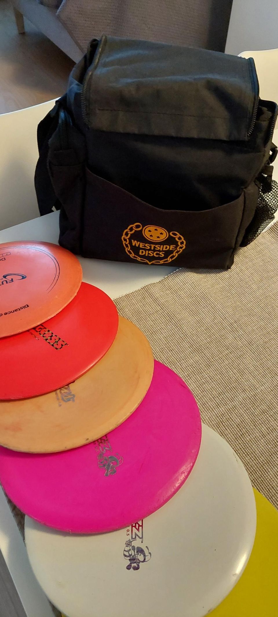 Fresbee golf -kiekkoja ja laukku