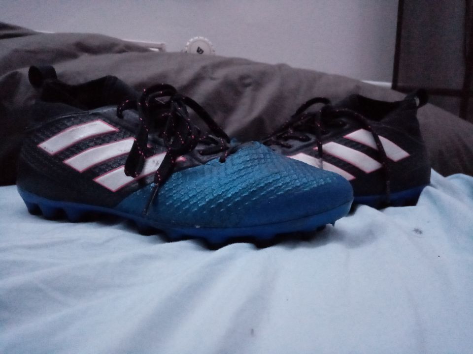 Adidas jalkapallo-kenggät 28