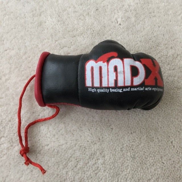 MadX nyrkkeilyhanska maskotti