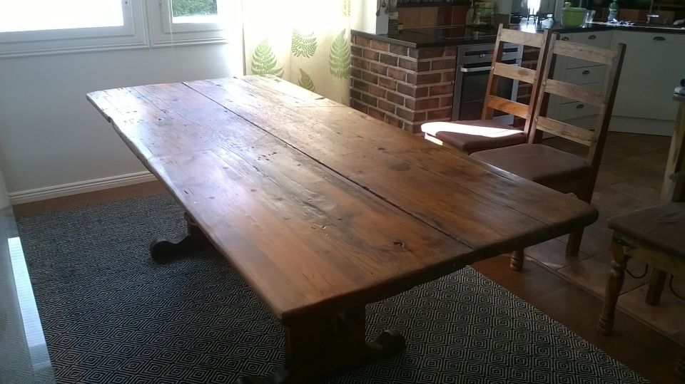 Entisöity vanha pirtinpöytä