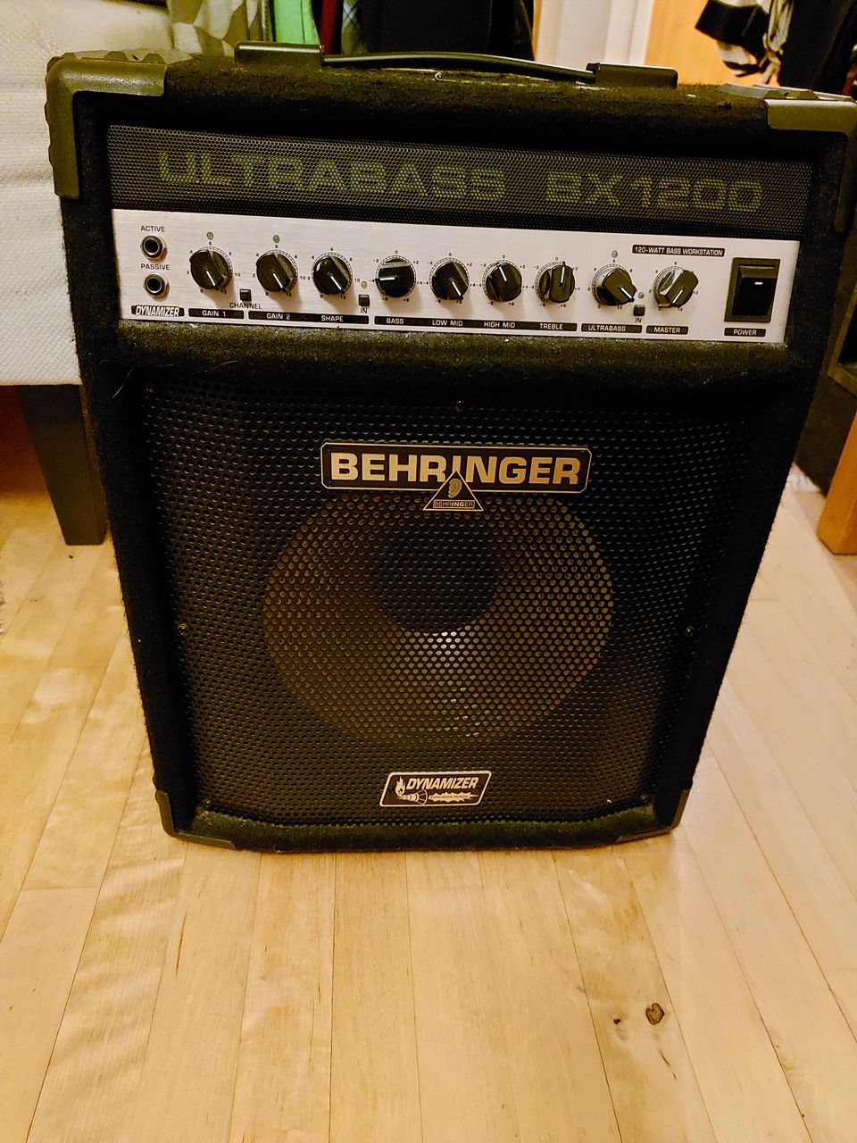 Hyväkuntoinen Behringer Ultrabass bassocombo 120W