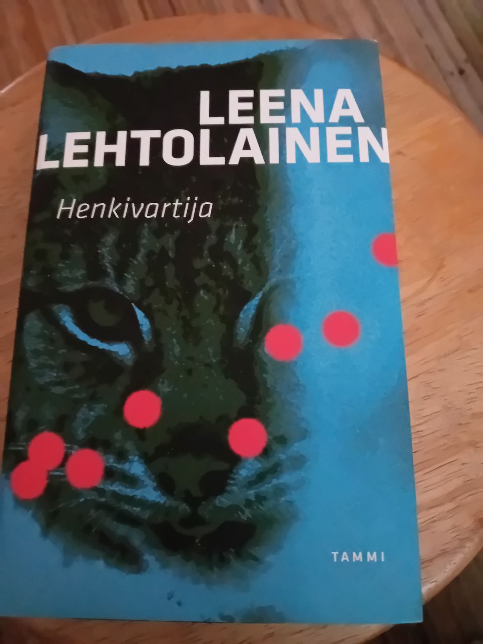 Kirja    Henkivartija. Leena Lehtolainem