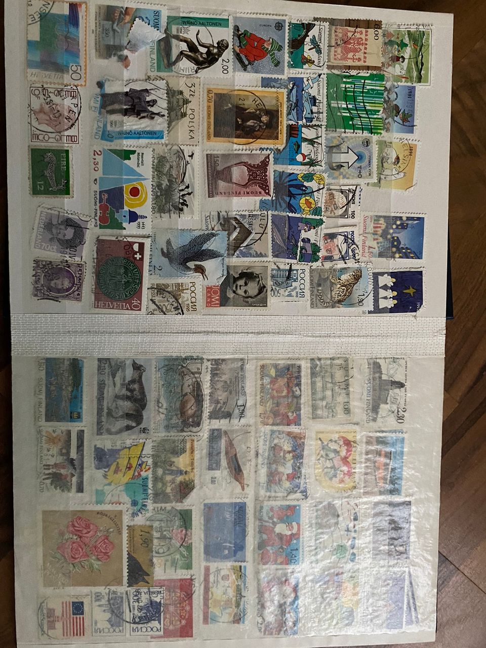 Kokonainen kansio postimerkkejä