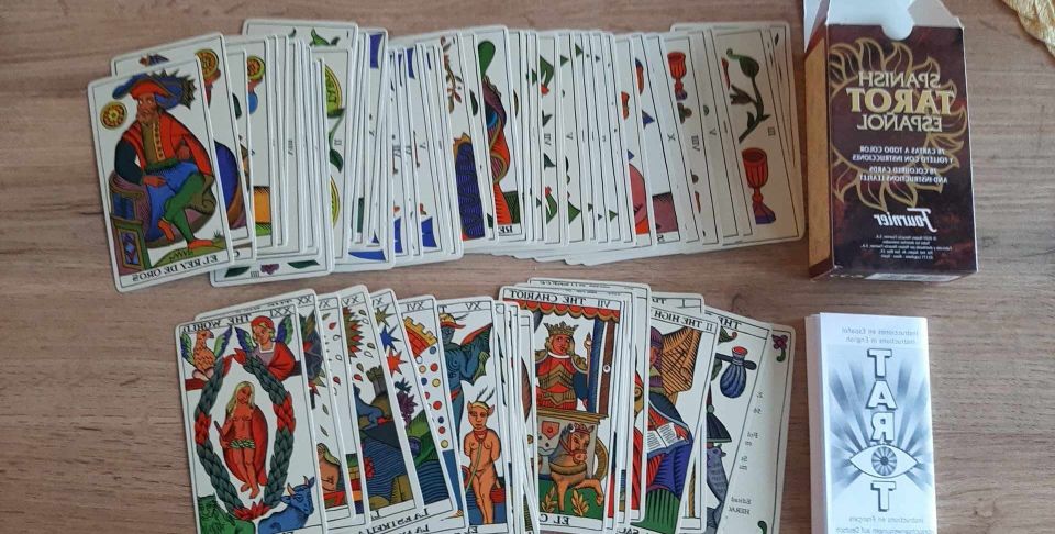 Espanjalaiset tarot kortit uudet ja ohjevihkonen