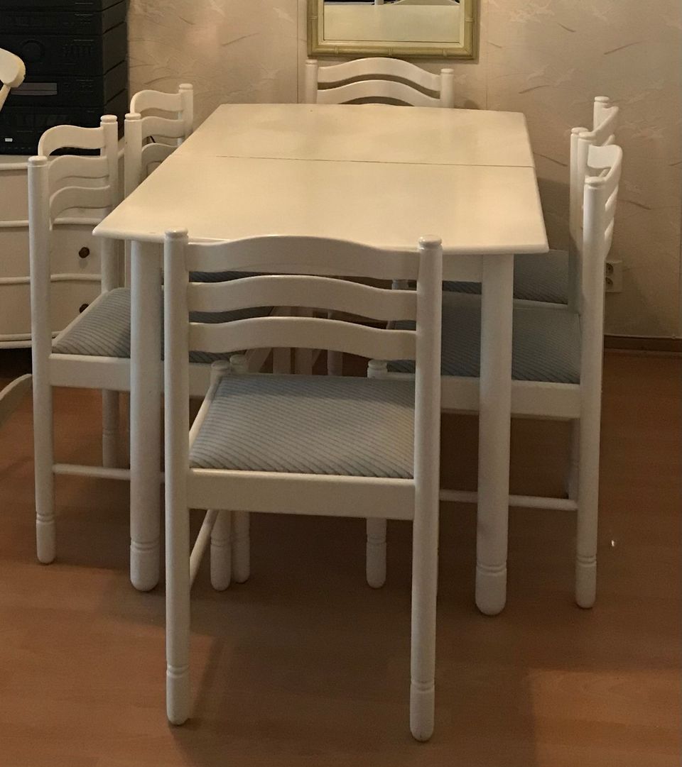 Ruokapöytä ja 6 tuolia