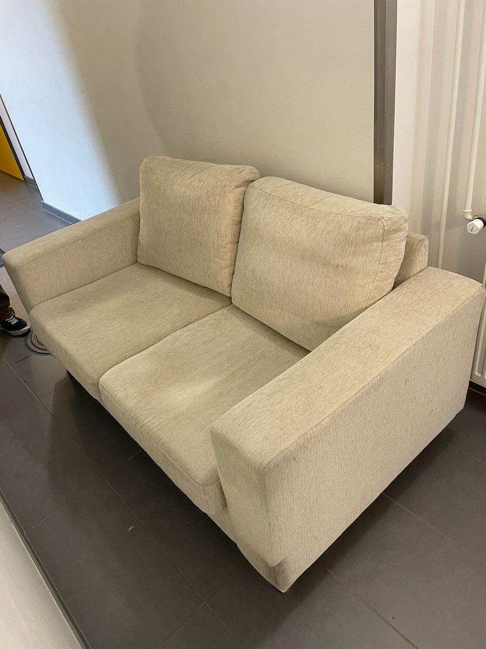 Vaalea sohva