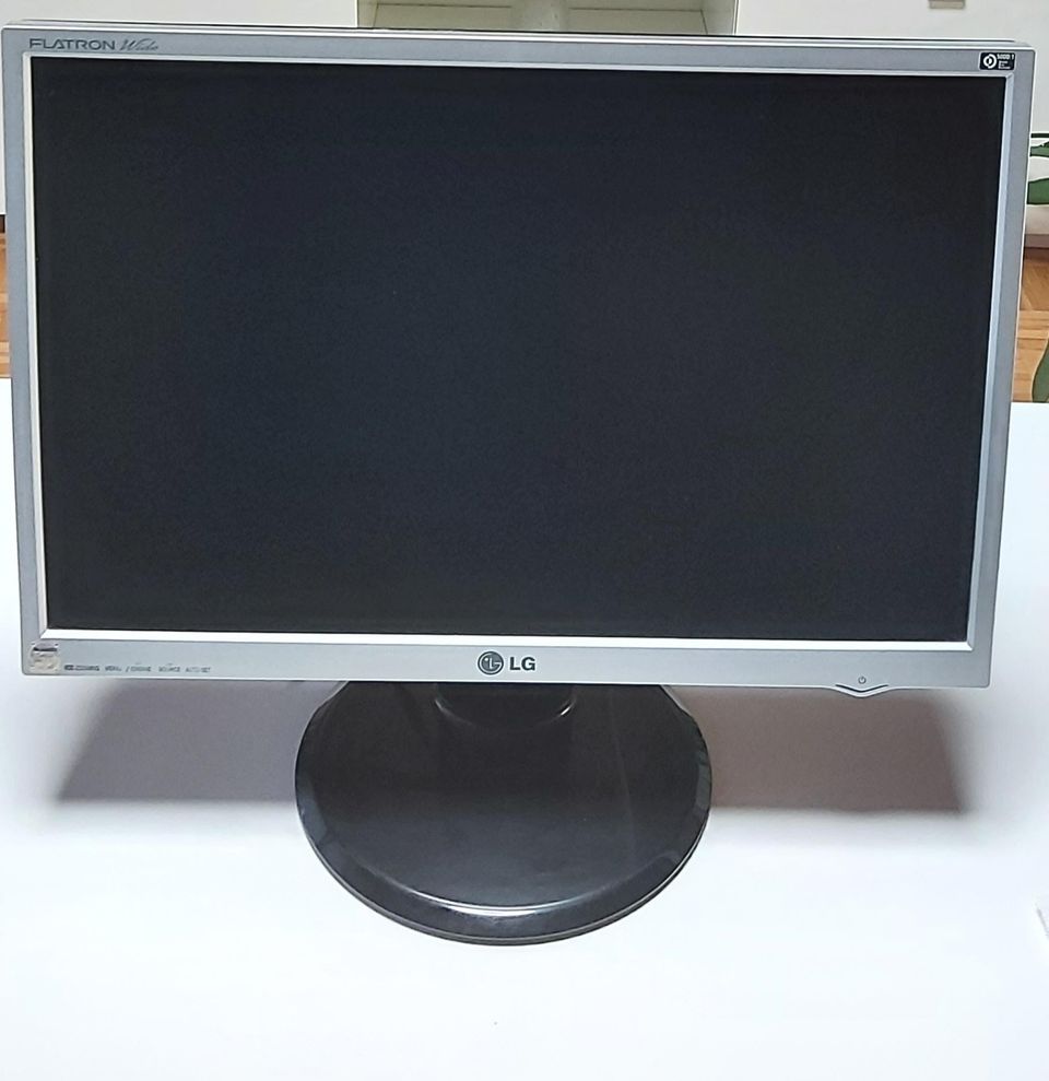 LG Flatron 22.5" tietokonenäyttö