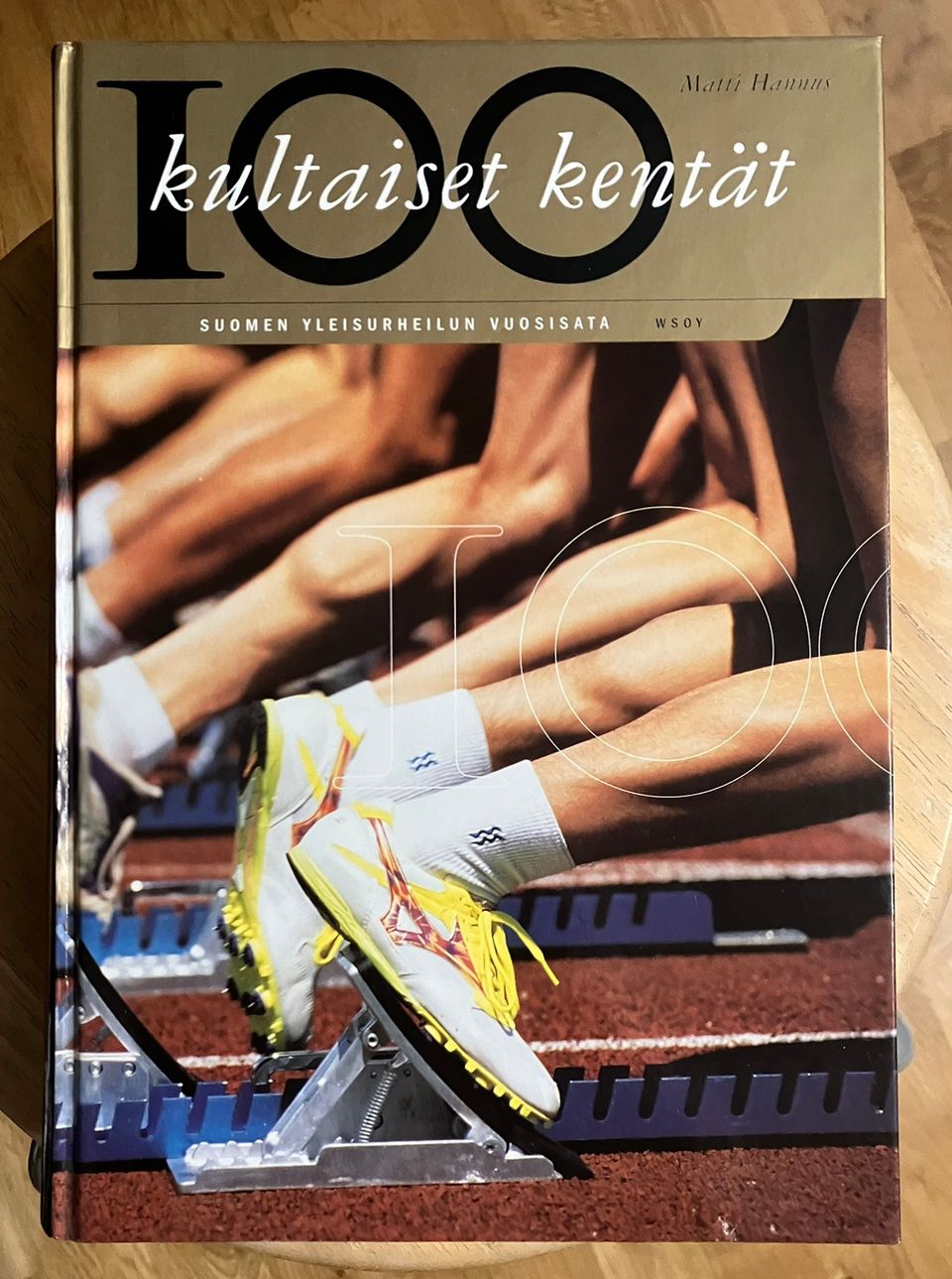 Kultaiset kentät kirja