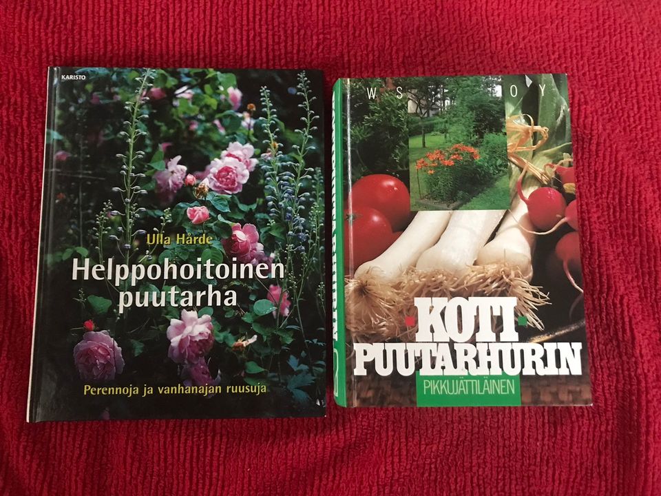 Kaksi puutarhan tietokirjaa