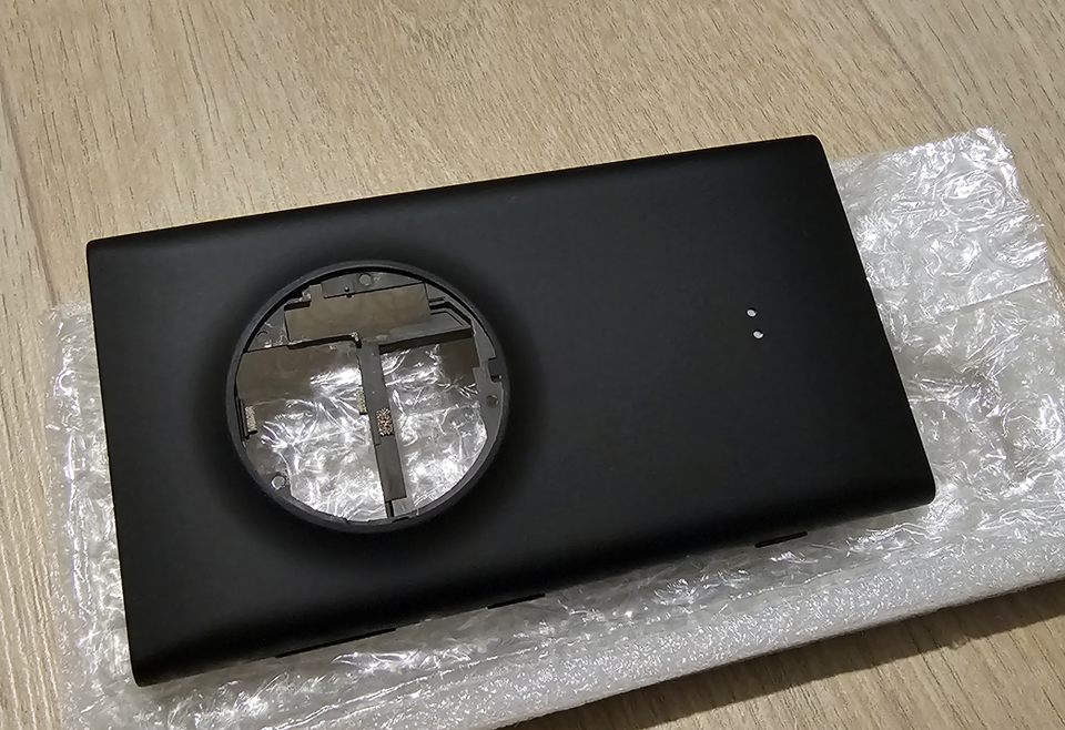 Musta Nokia Lumia 1020:n takakuori/ runko usb-liittimellä