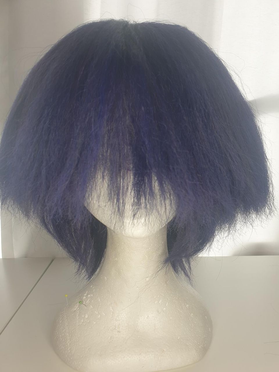 tummanvioletti peruukki