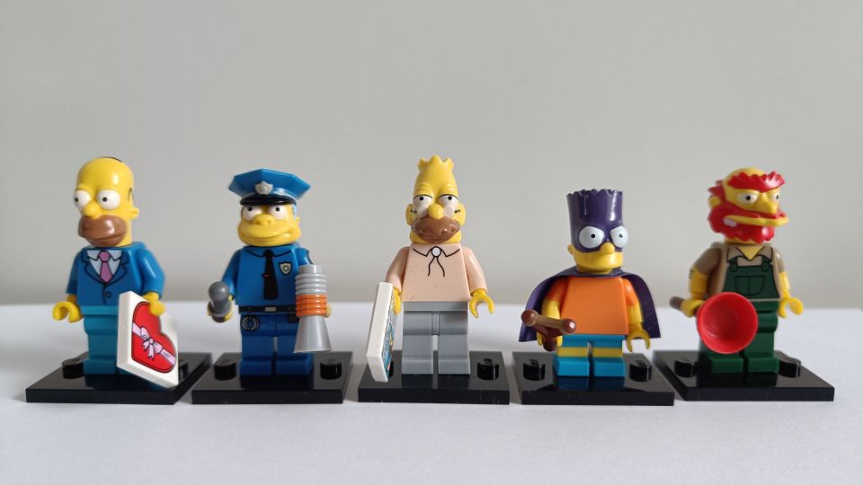 Lego Simpson hahmot