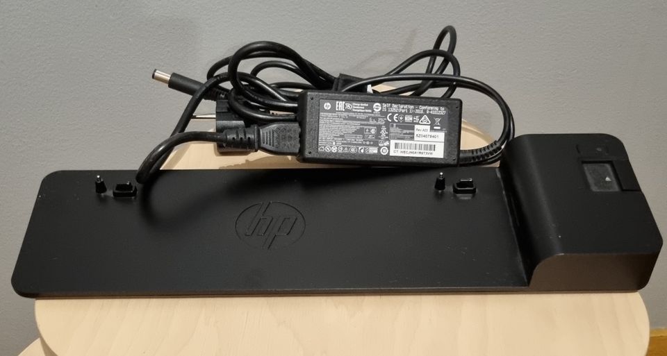 HP 2013 UltraSlim telakka ja virtalähde