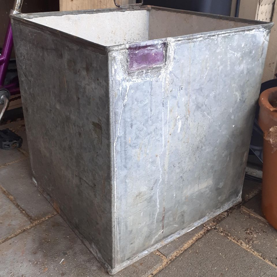 Metallinen iso laatikko n. 45 cm