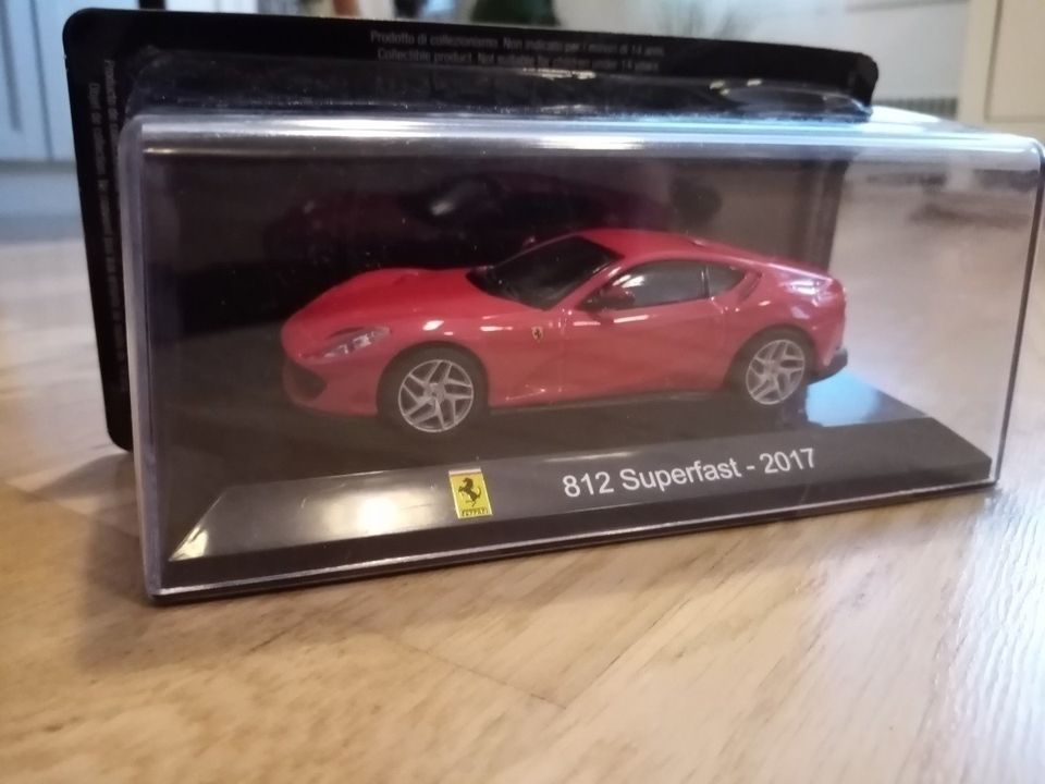 Ferrari 812 Superfast 1:43 pienoisen alli