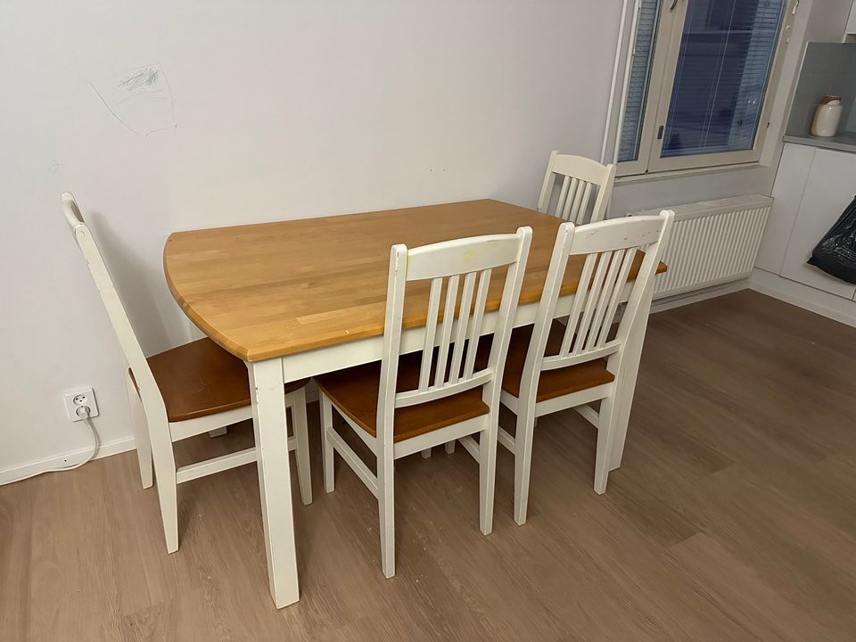 pöydät ja tuolit