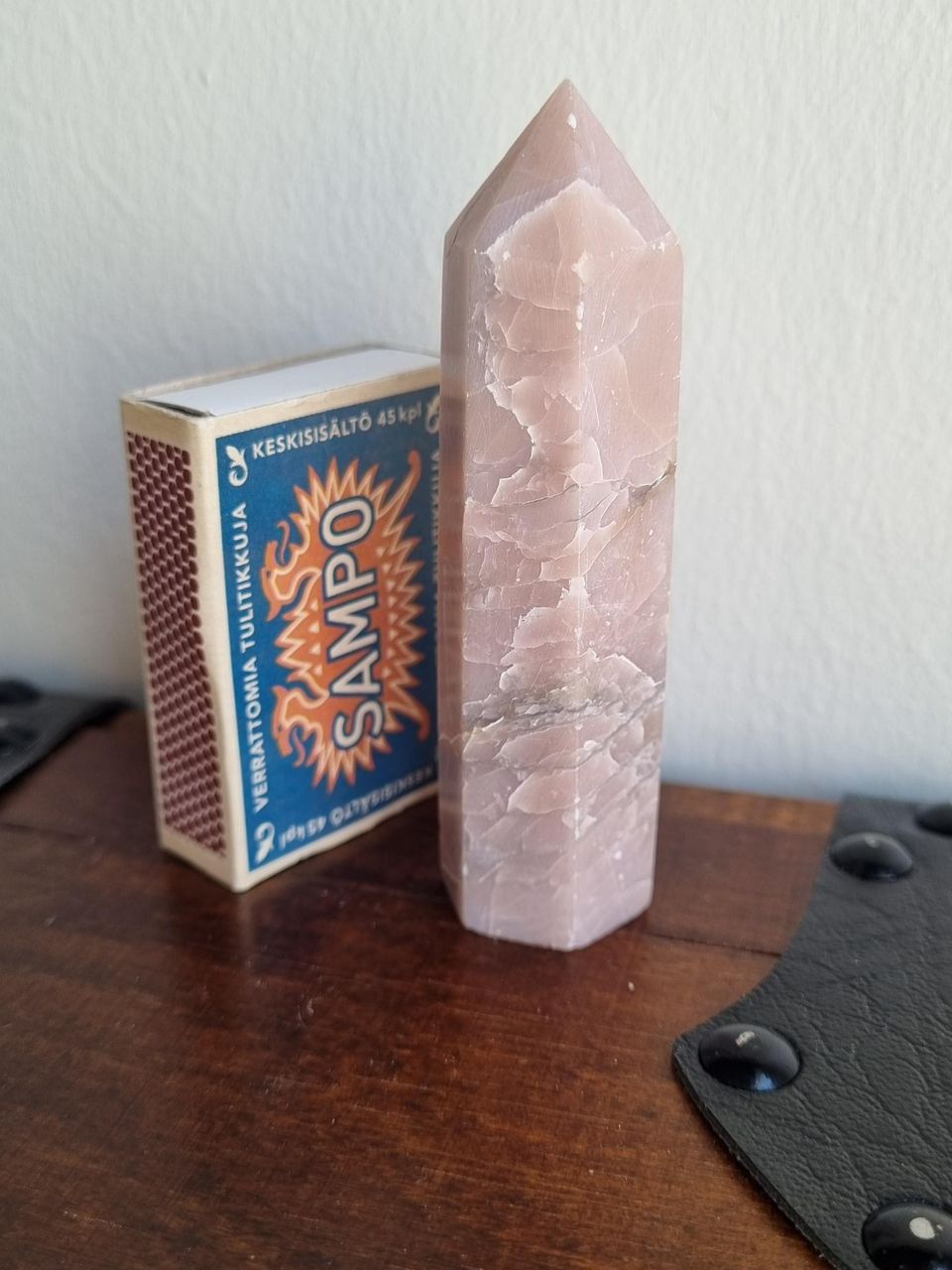 vaaleanpunainen opaali kristallikivi torni/obeliski