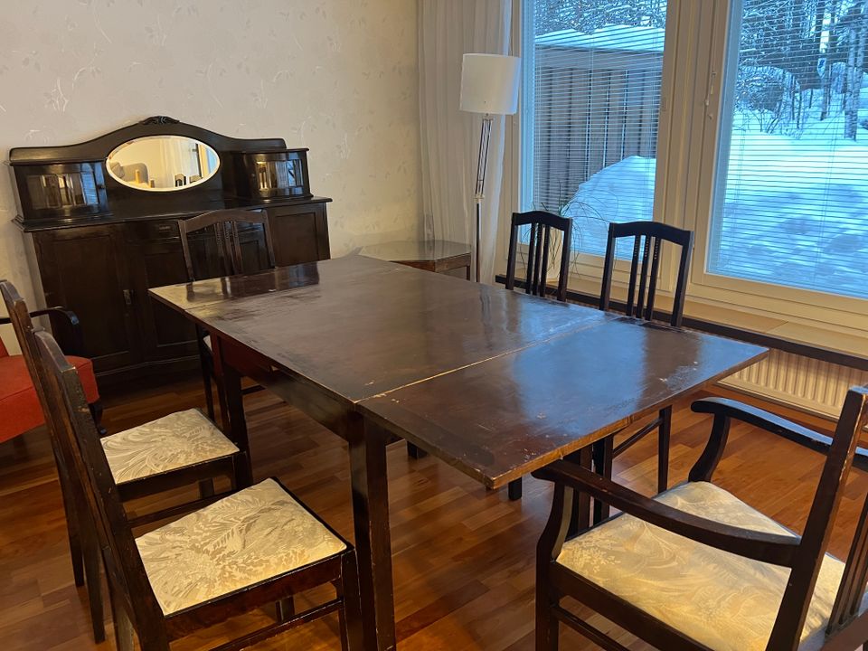 Mummolan vanha salin pöytä ja tuolit.