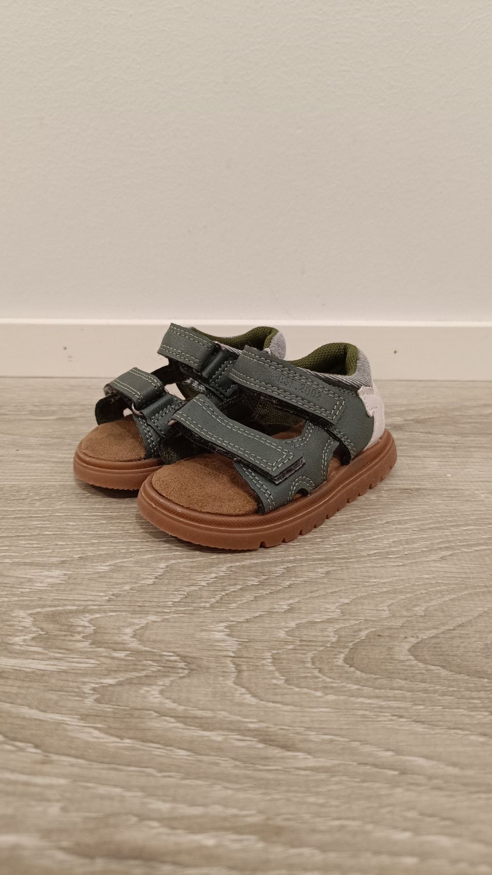 💫 Uudet sandaalit Ciraf koko 20 (12.5 cm)