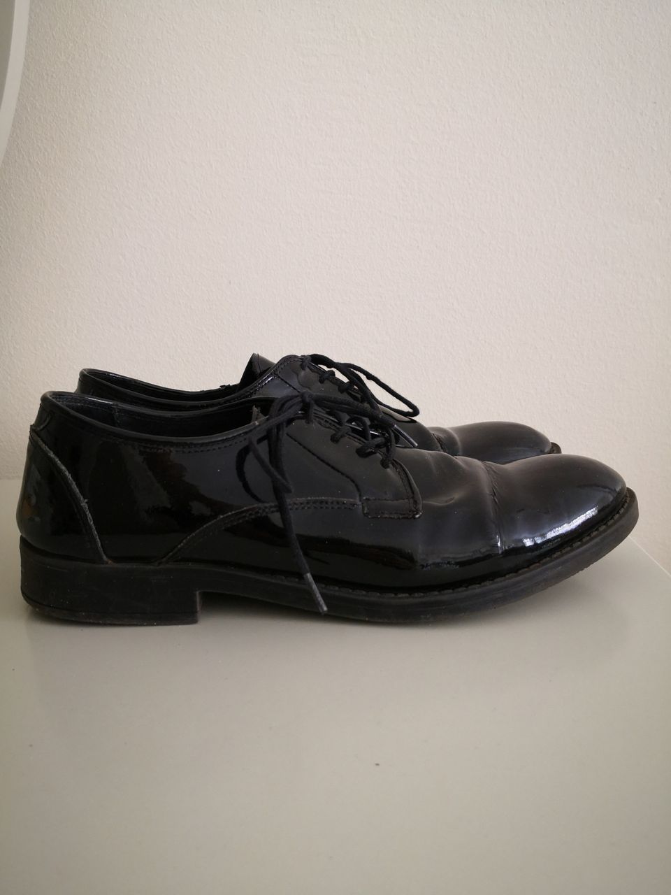 Mustat kiiltävät kengät, koko 40