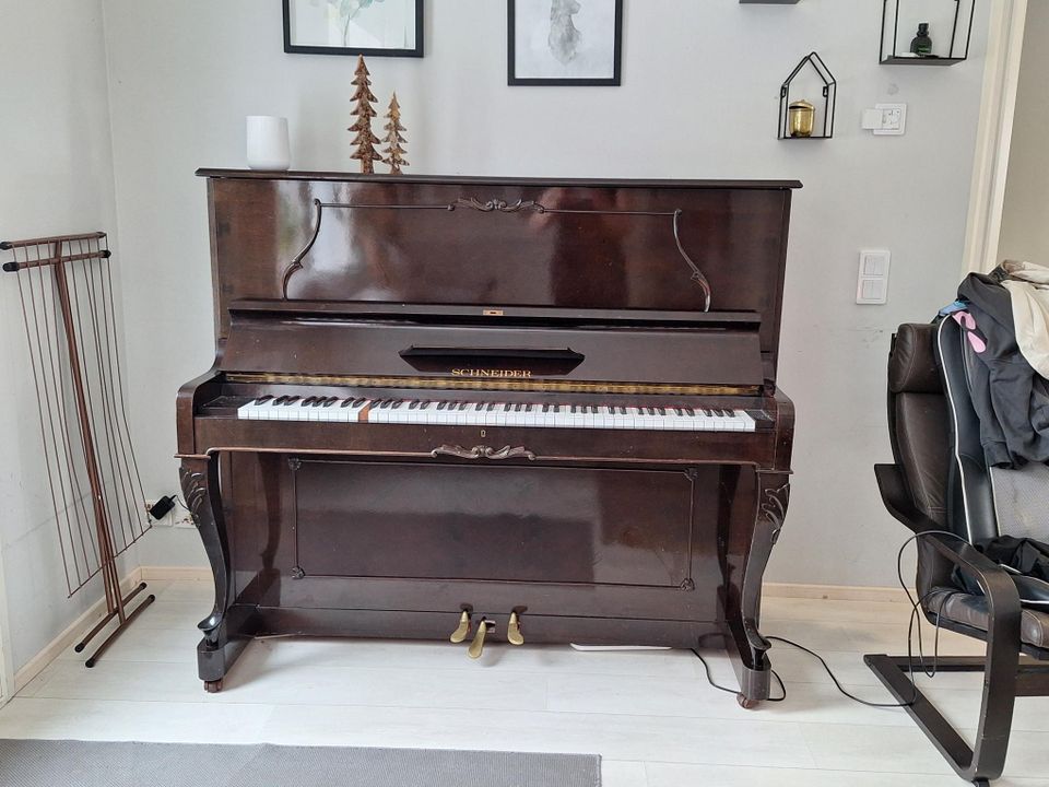 Vanha schneider piano