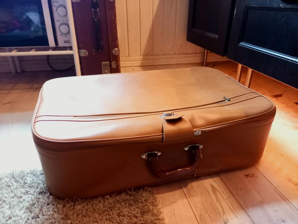 Nahkainen retro matkalaukku