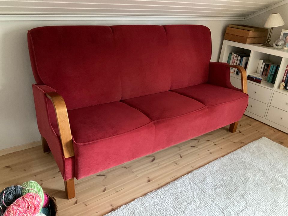 Punainen 3-istuttava sohva