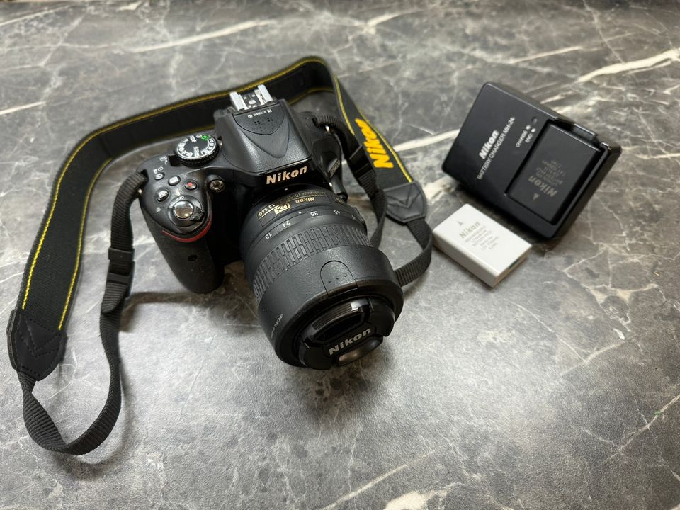 Nikon D5200 järjestelmäkamera, 3 akkua, AF-S 18-55mm objektiivi ja laturi