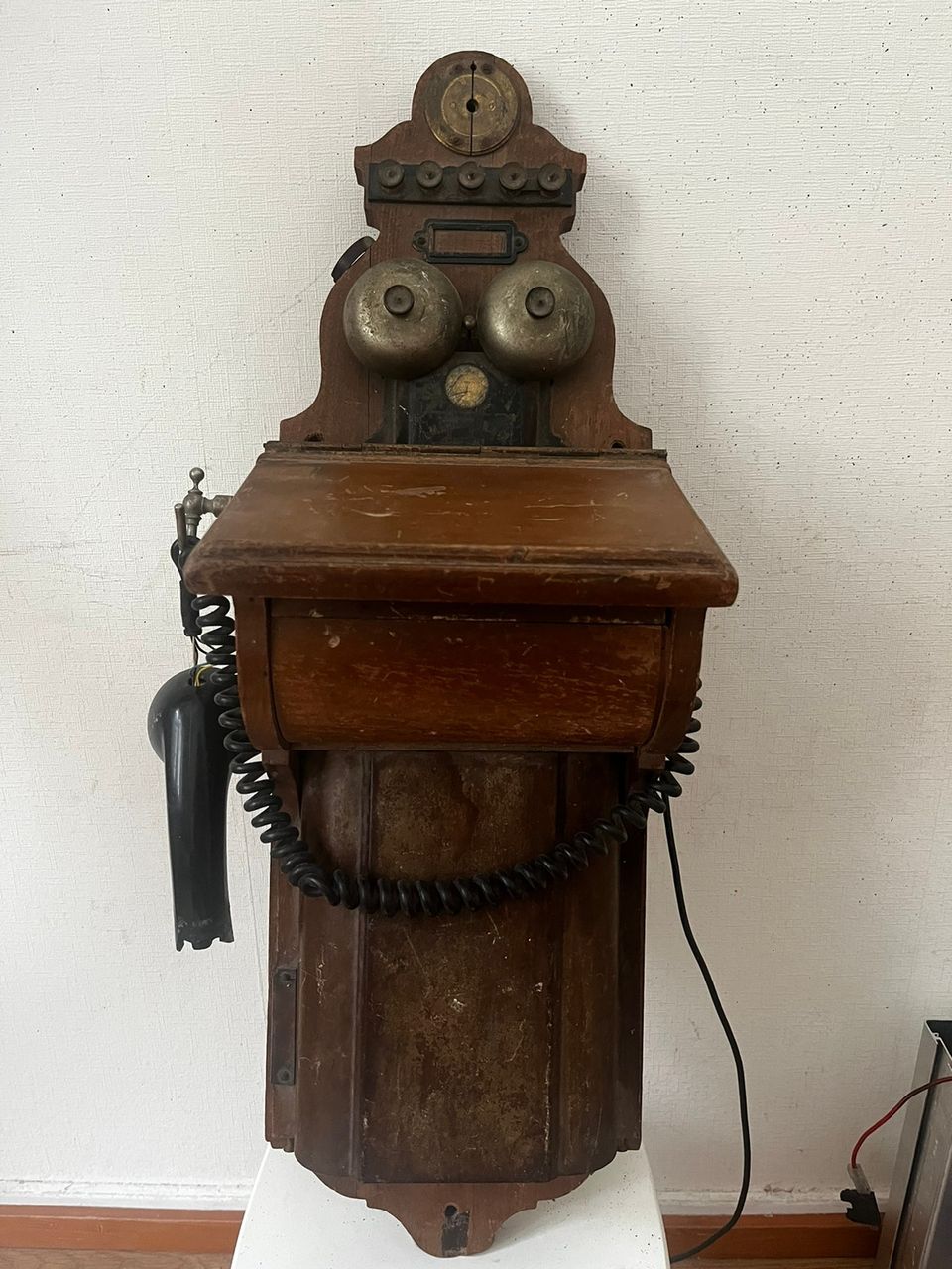 L.M Ericssonin alkuperäinen antiikkinen seinäpuhelin