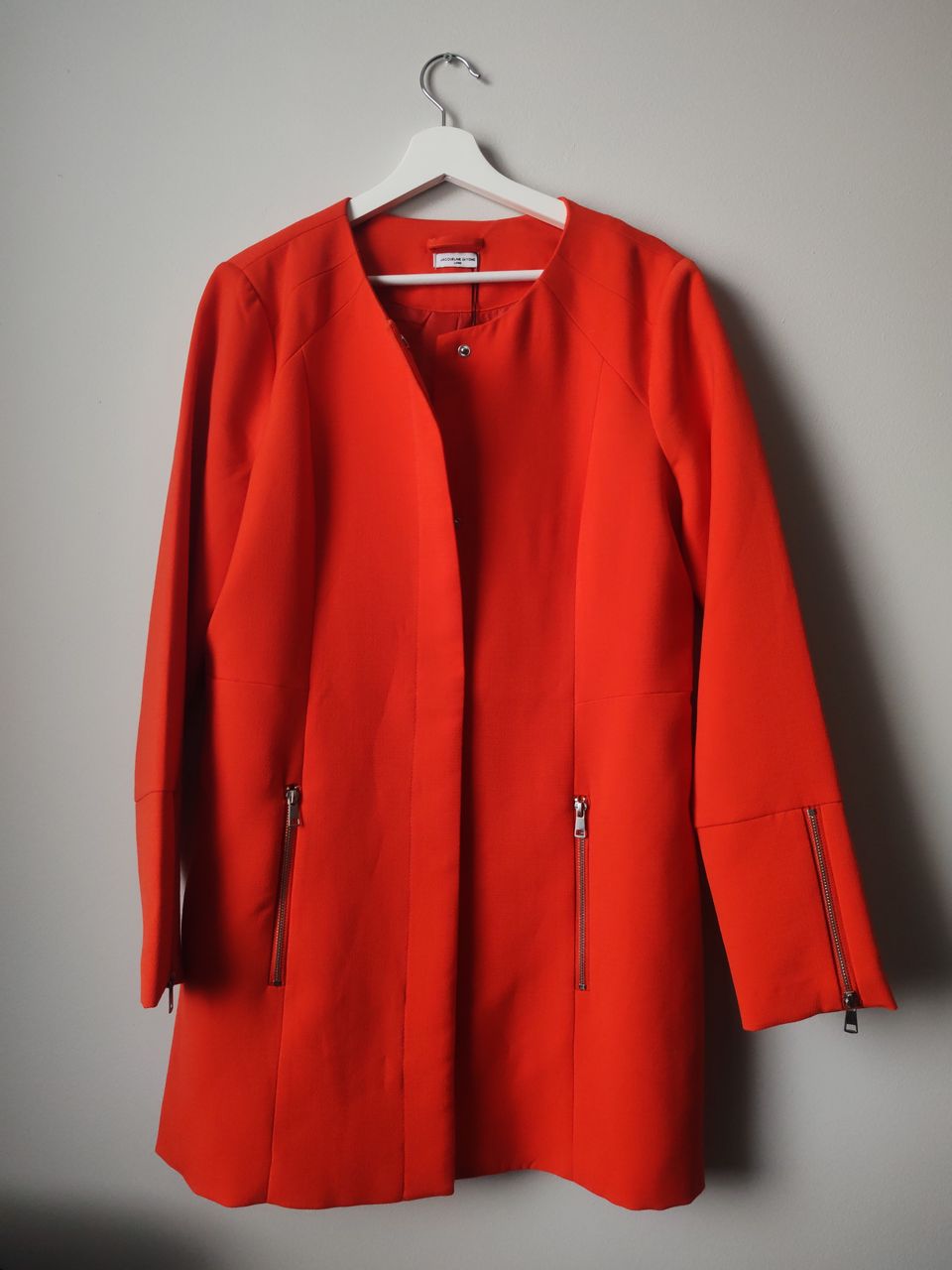 Punainen juhlavampi takki