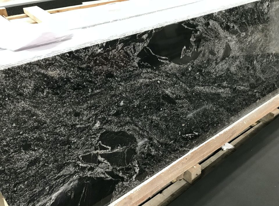 Mustaa marmoria muistuttavat Pyörre kivitasot kaikkiin keittiömerkkeihin Hela-