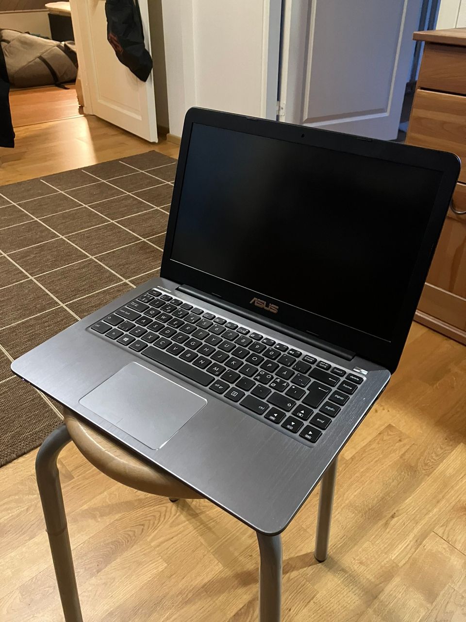 Asus Vivobook E403 läppäri