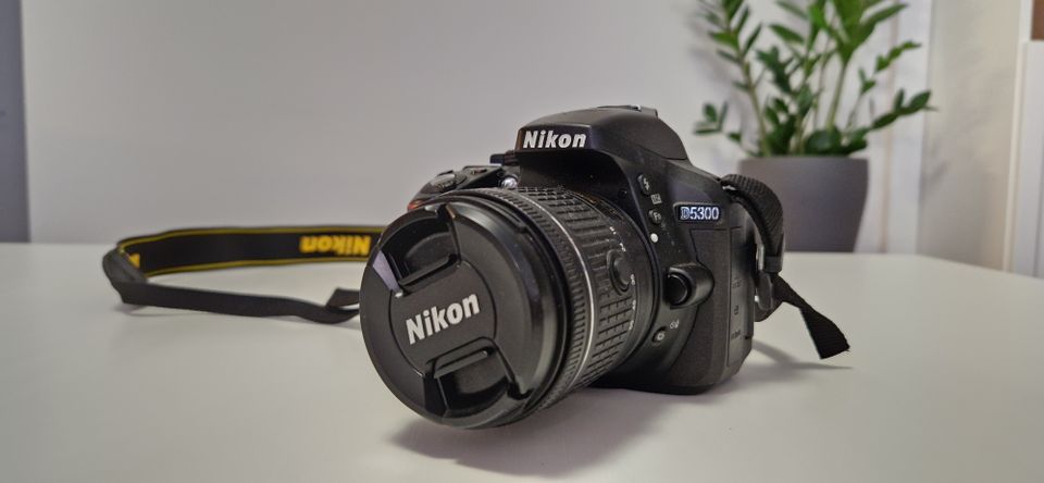 Nikon D5300 + AF-P Nikkor 18-55mm objektiivi + laukku + akkuja