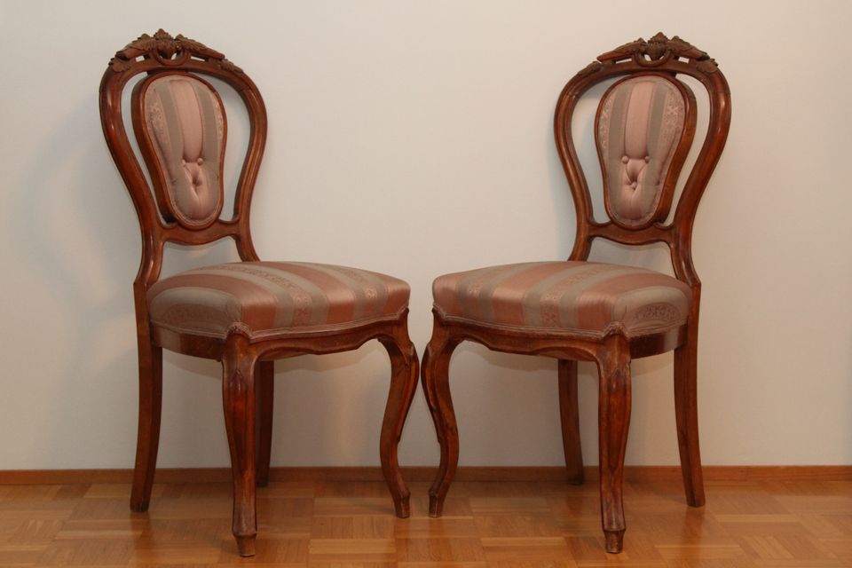 Kaksi päällystettyä talonpoikaisrokokoo tuolia